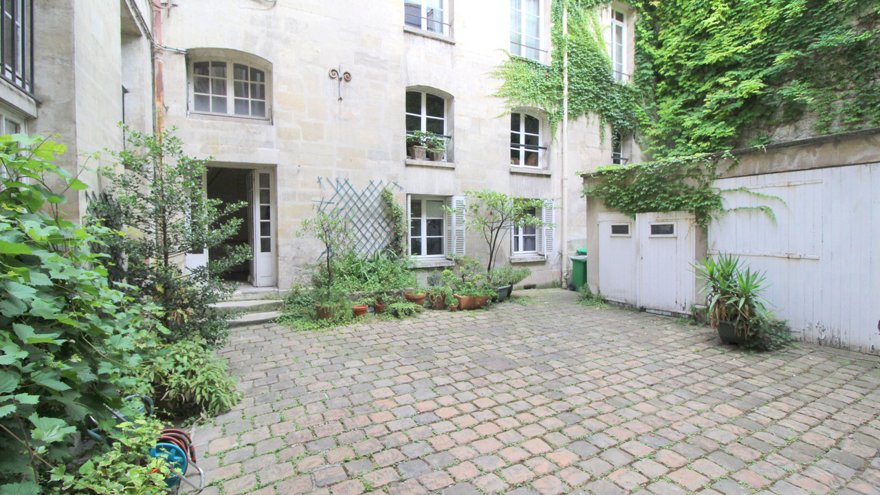 Paris 4ème Appartement 2 pièces à vendre. Ile Saint Louis. Moulin