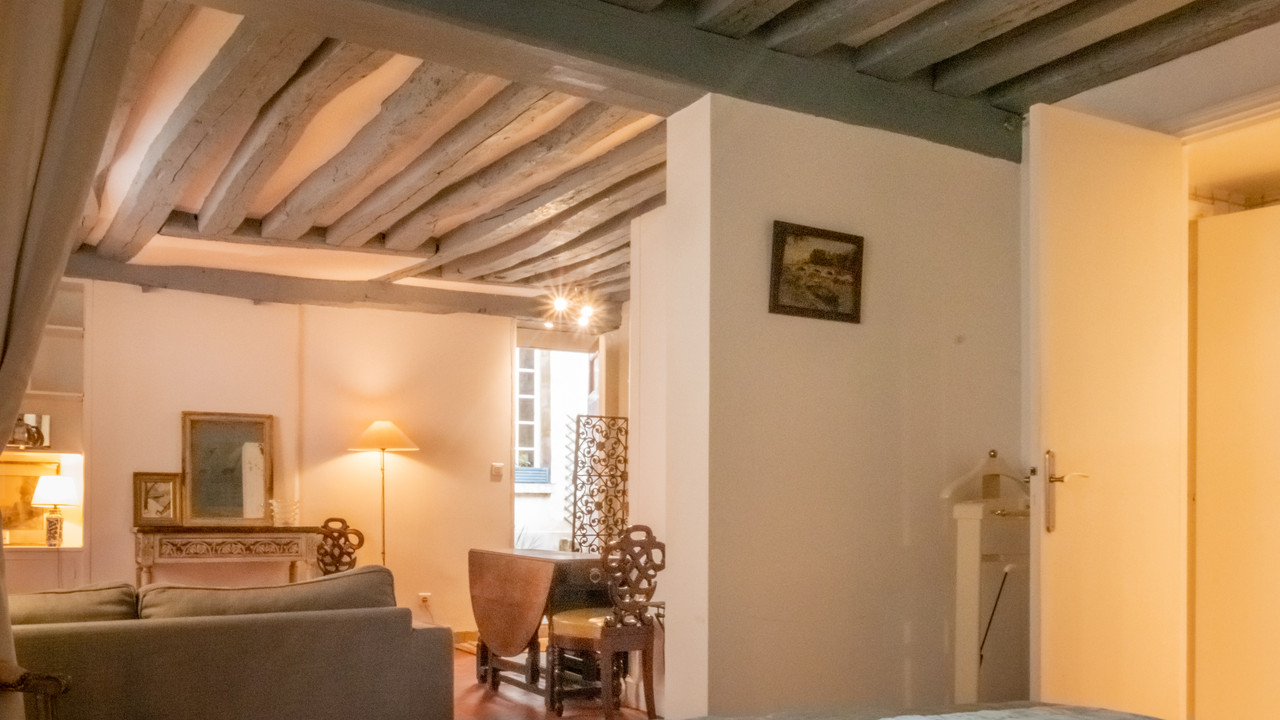 Paris 4ème Appartement 2 pièces à vendre. Ile Saint Louis. Moulin