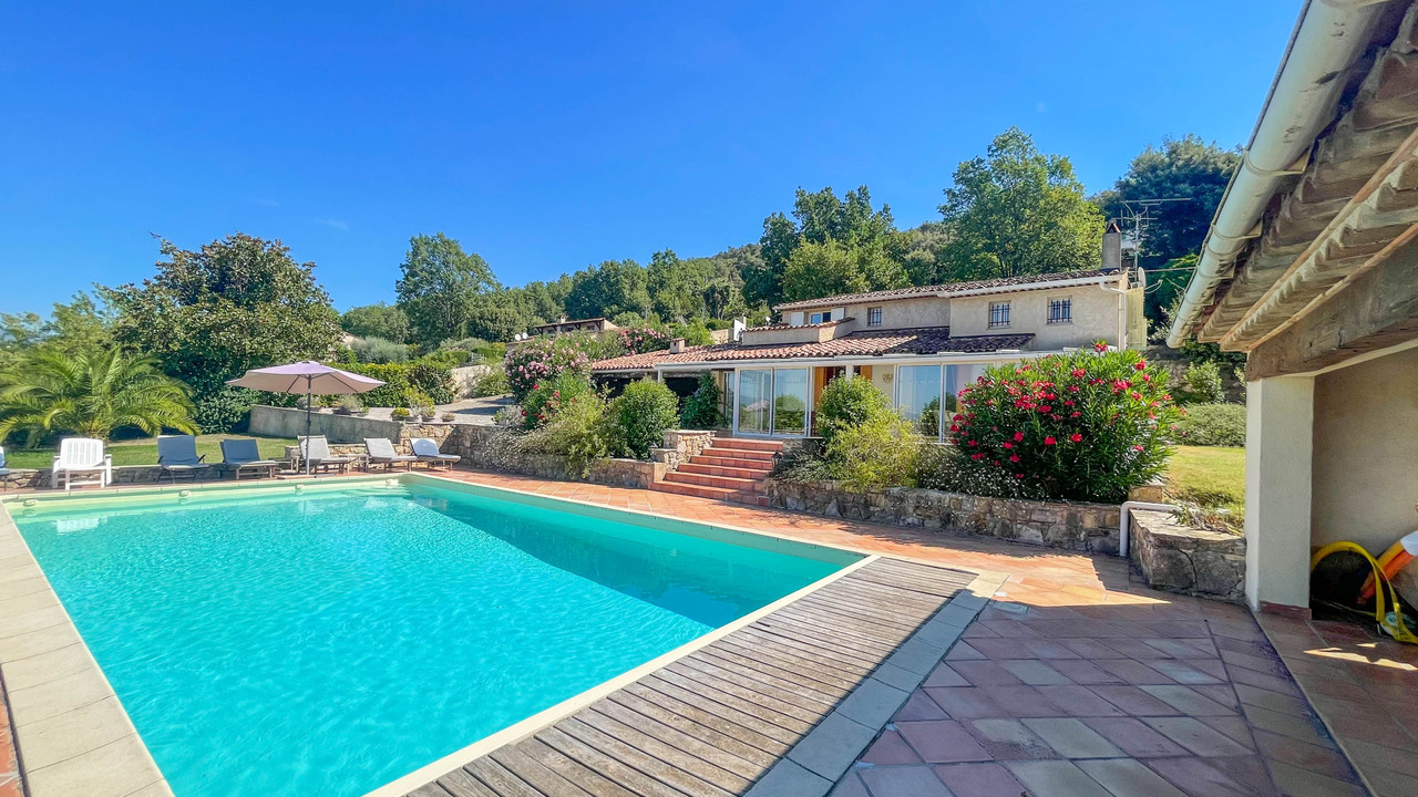 Villa with fabulous views and pool in Montauroux for sale. Var Moulin