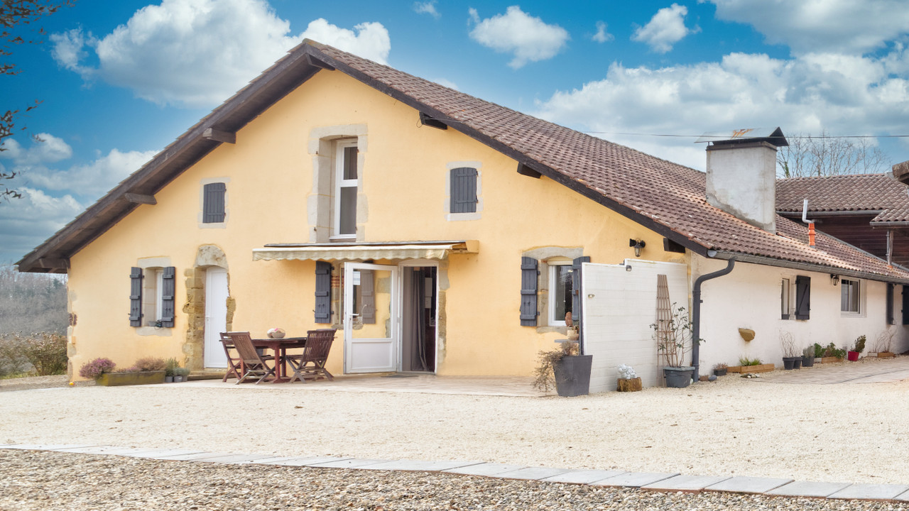 Real estate complex of 7 apartments in 17th century farm house. Landes