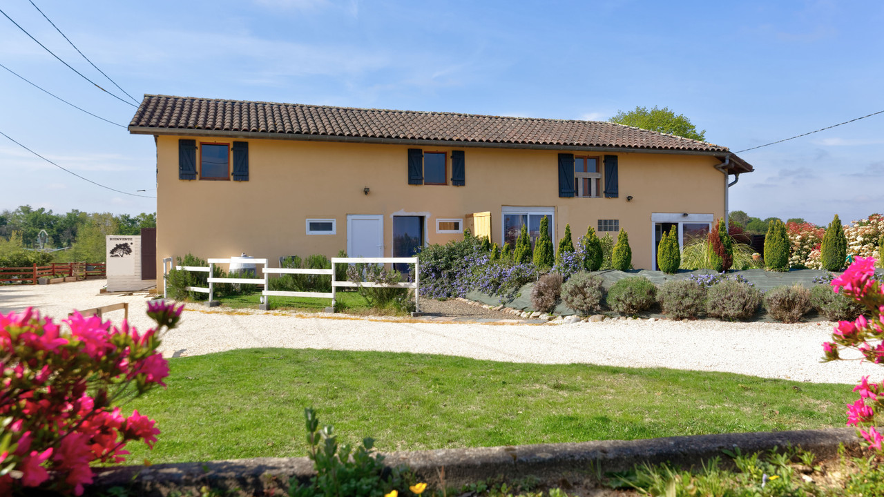 Real estate complex of 7 apartments in 17th century farm house. Landes